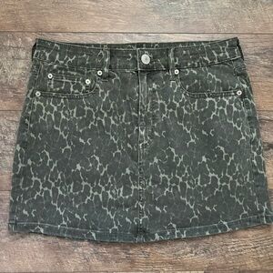 AMERICAN EAGLE | Next level stretch high rise camo leopard mini skirt